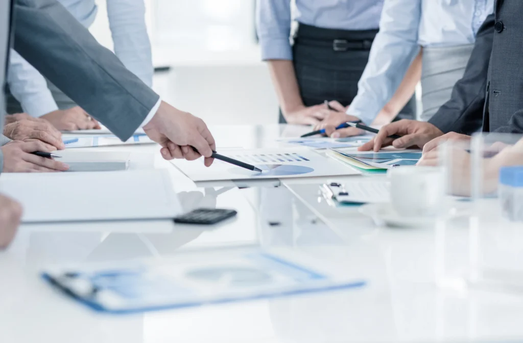 Team di consulenti analizza i rischi e la governance ESG durante una riunione sul Modello 231.
