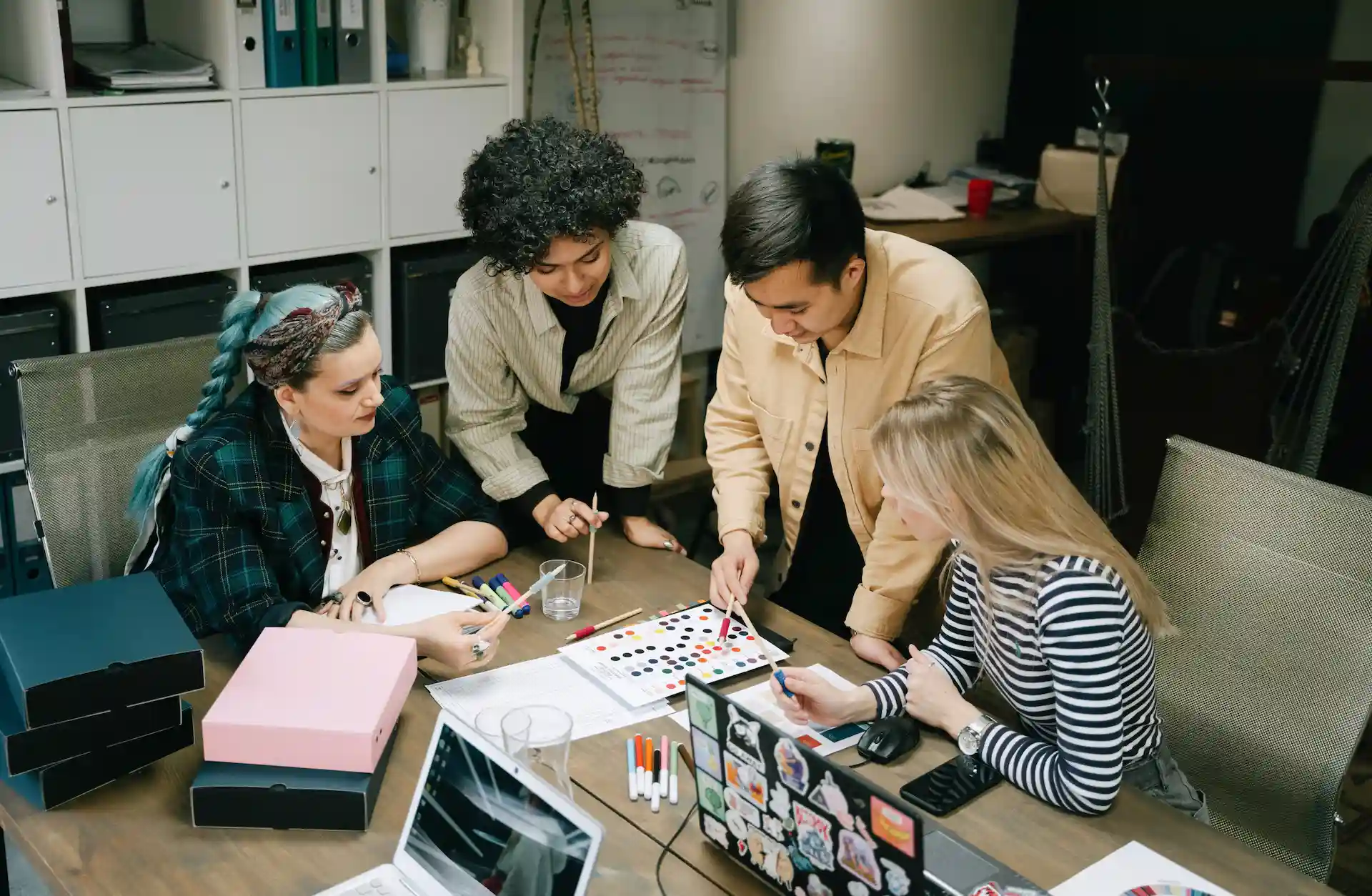 Un gruppo di professionisti progetta un piano di formazione ESG attorno a un tavolo. Discutono l'analisi dei fabbisogni e gli obiettivi ESG analizzando un grafico a punti, per integrare i temi ESG nei processi aziendali e misurare il ROI con le metodologie FairPlace.
