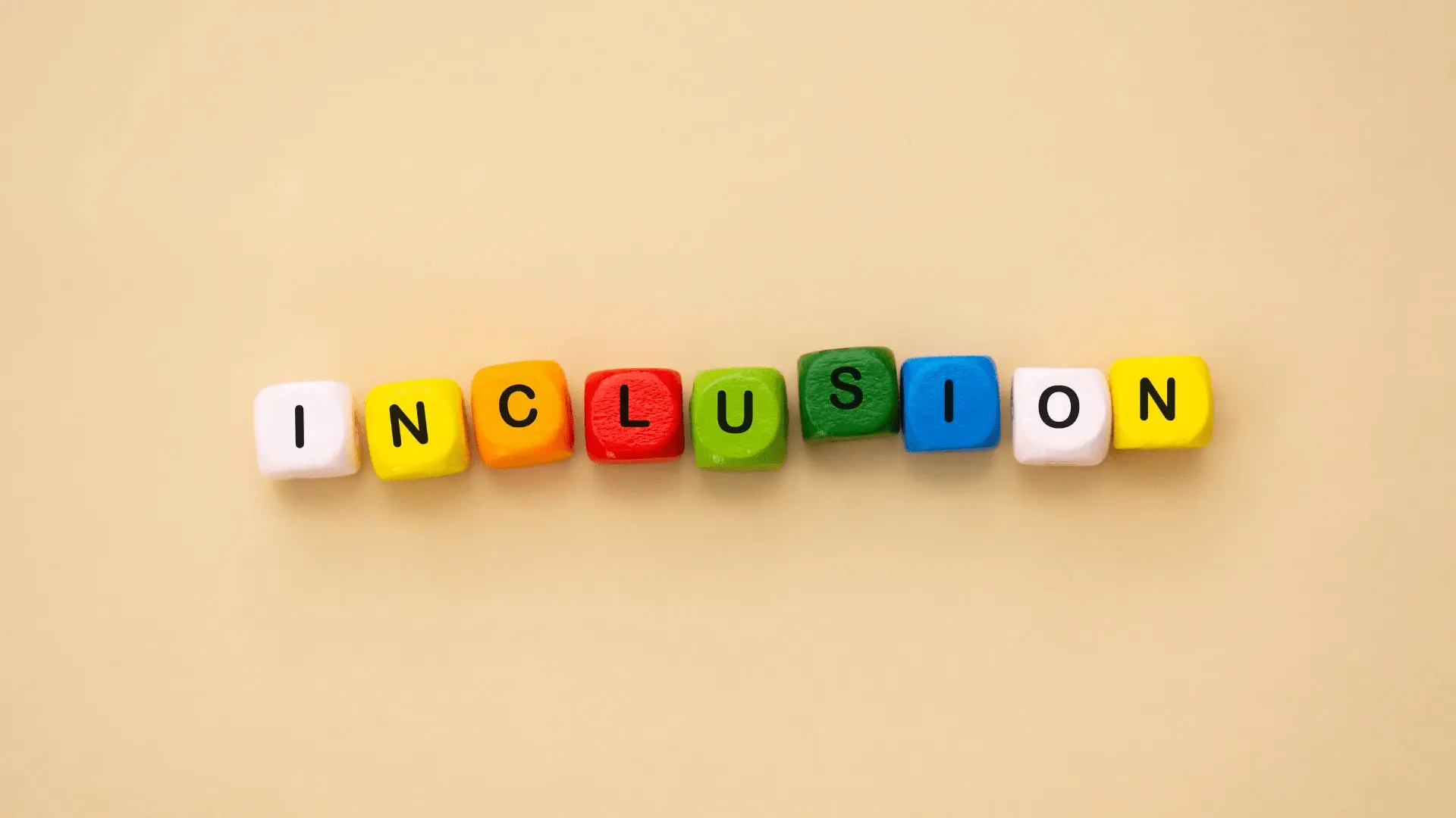 Cubi colorati con lettere che compongono la parola inclusion, simbolo dell'inclusione lavorativa delle persone con disabilità in azienda