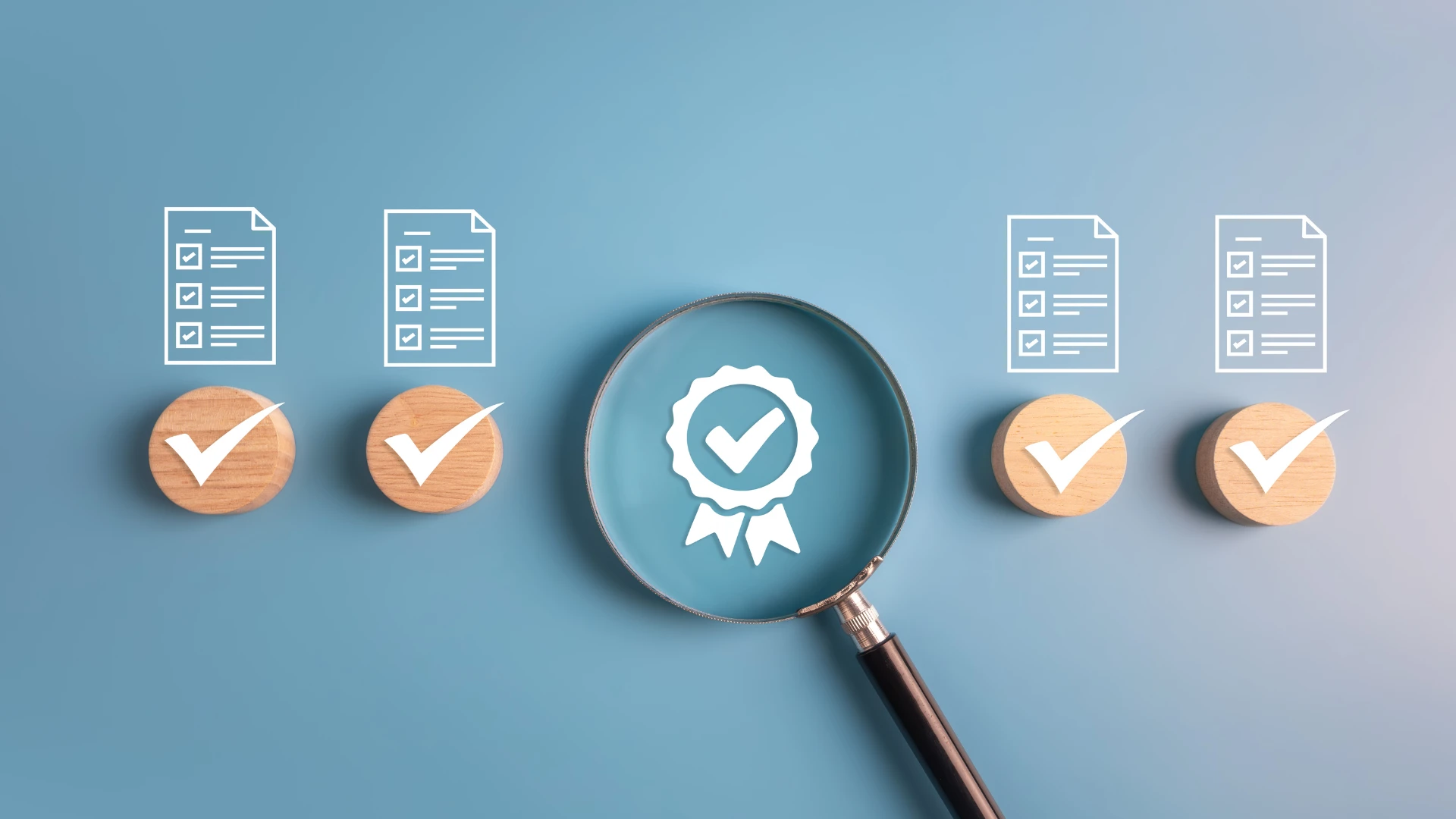 Checklist di conformità e lente di ingrandimento su un sigillo di qualità, a rappresentare la verifica dei requisiti degli standard ESRS